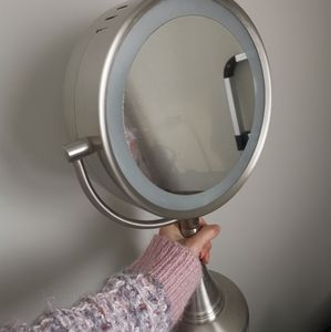 Stand alone mirror